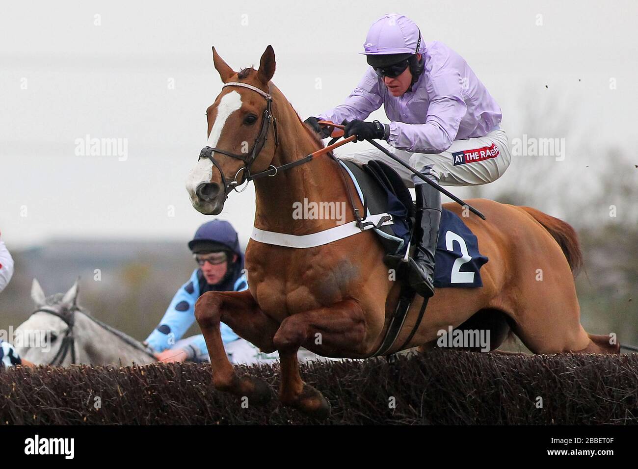 Il vincitore della gara Tetlami guidato da Barry Geraghty nell'azione di salto nell'ippodromo di Huntingdon Novices Chase Foto Stock