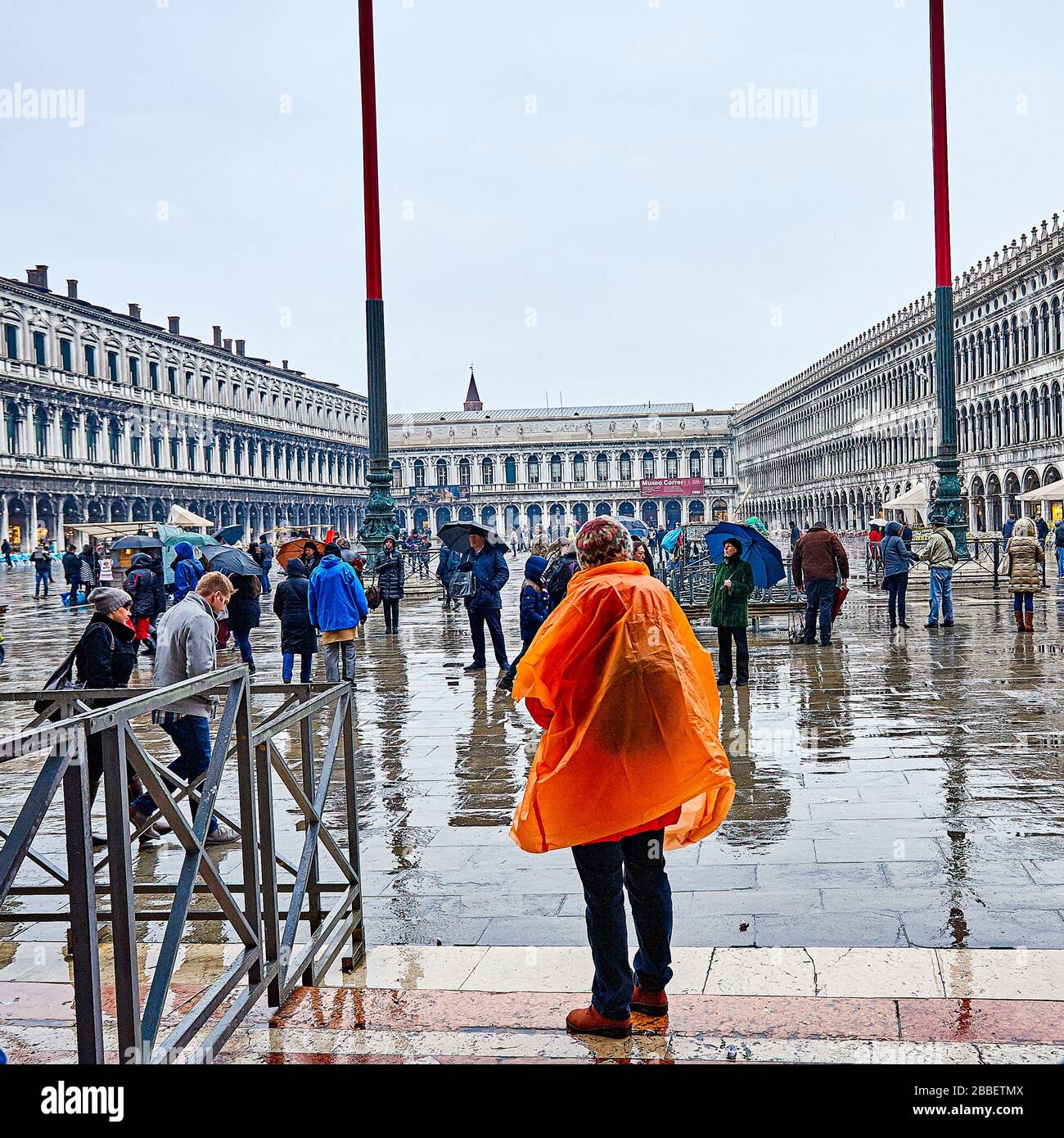 Piazza San Marco, spesso conosciuta in inglese come Piazza San Marco, è la principale piazza pubblica di Venezia. Venezia, la capitale del Veneto dell’Italia settentrionale Foto Stock