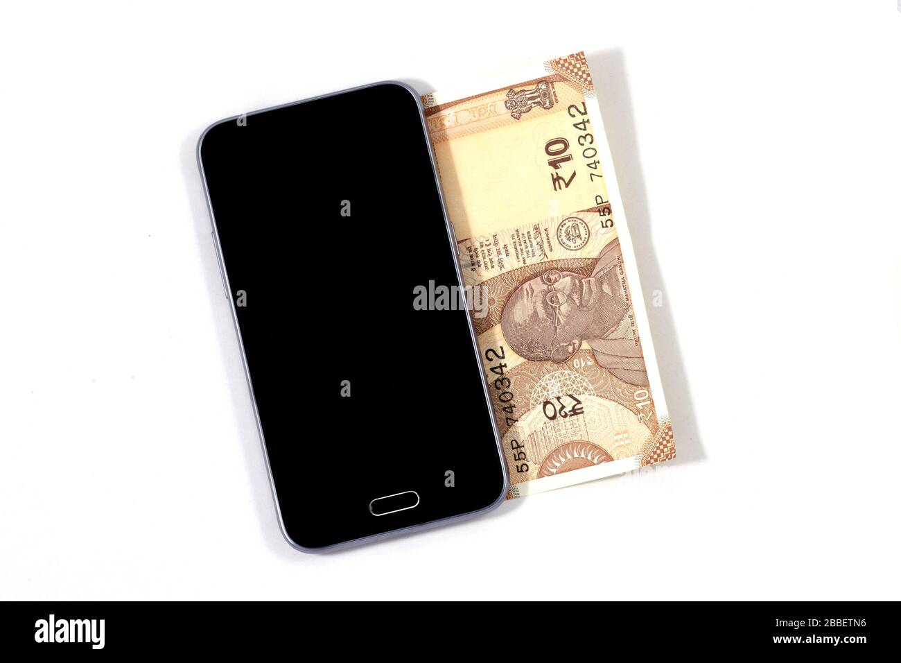 Smartphone mobile e rupie note indiane, denaro digitale, fin-tech, denaro facendo concetti online. Foto Stock