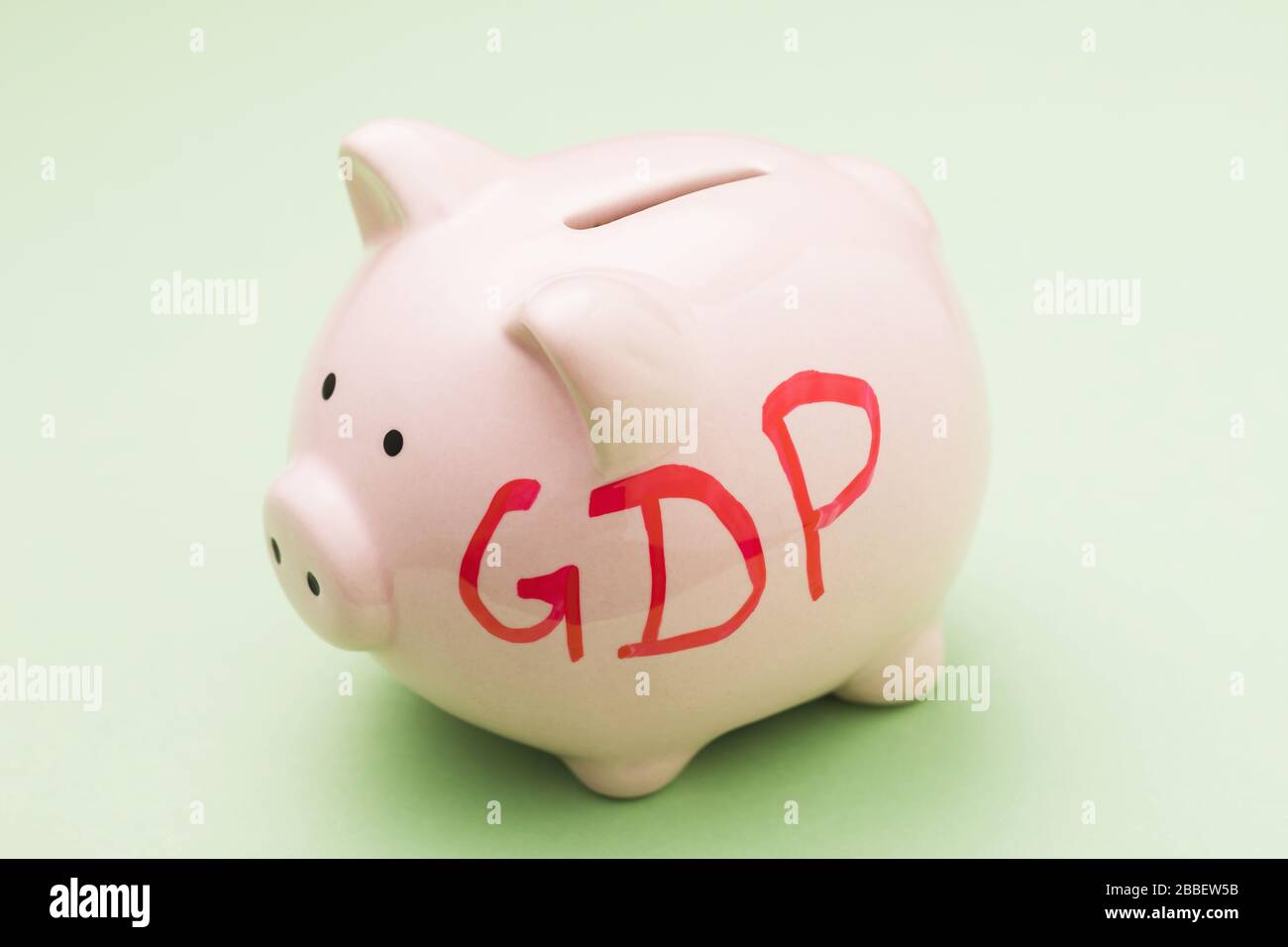 Banca piggy con l'iscrizione, primo piano. Concetto di crescita del PIL Foto Stock
