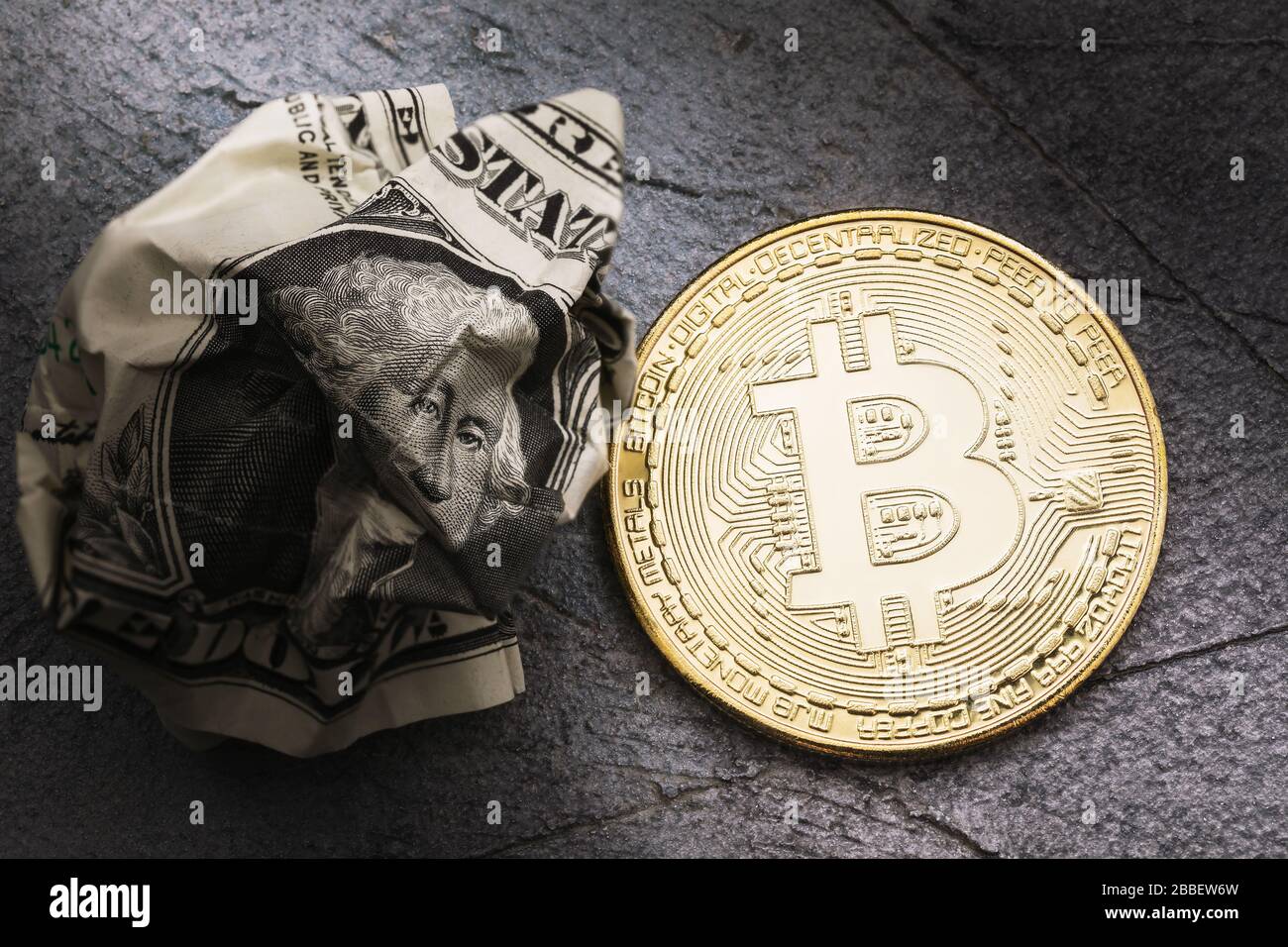 Bitcoin e dollaro crollato, primo piano. Concetto sull'effetto delle valute l'uno sull'altro Foto Stock