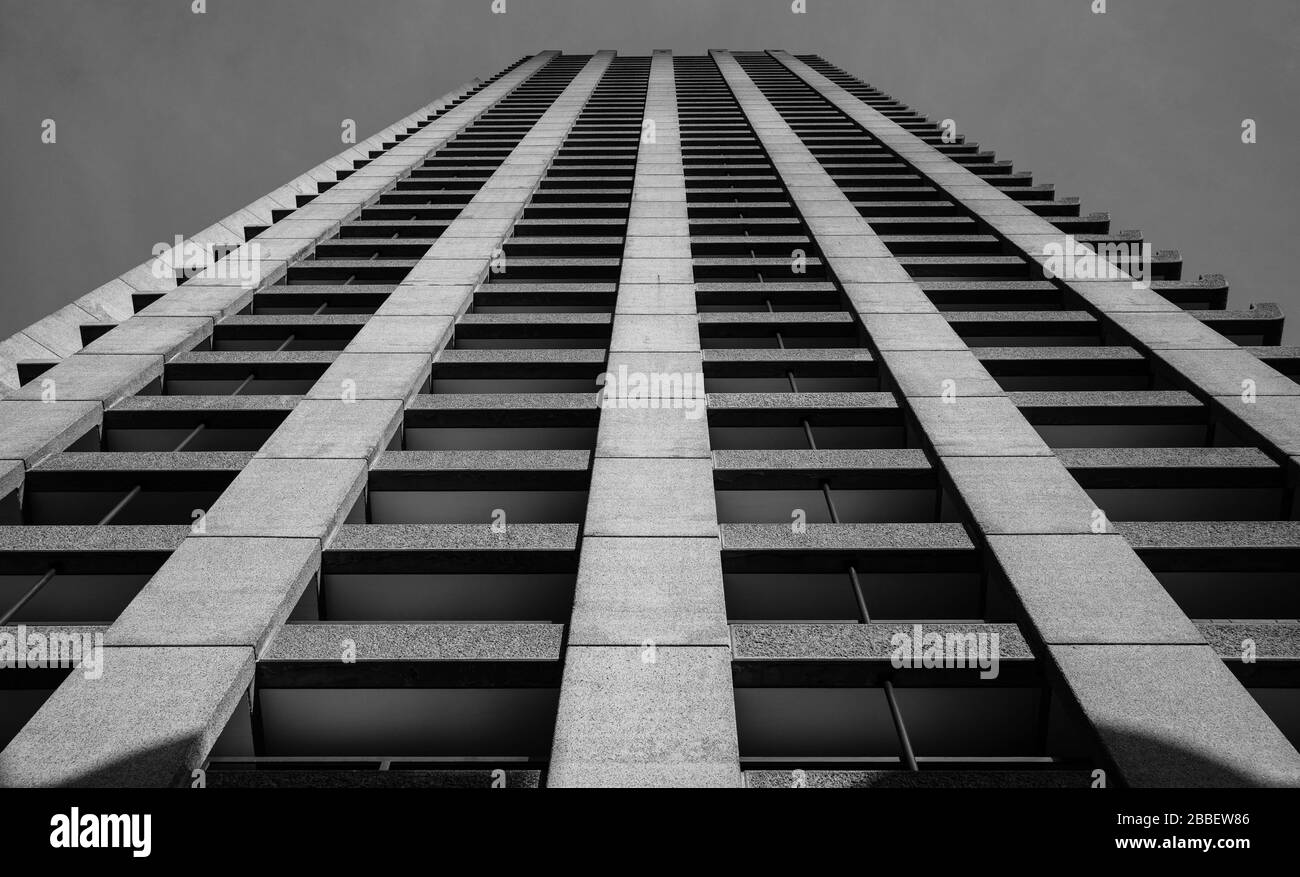 Shakespeare Tower sulla Barbican Estate, Londra. Fotografato in bianco e nero su un obiettivo Leica MP Type 240 Rangefinder e Leica Summicron 35mm Foto Stock