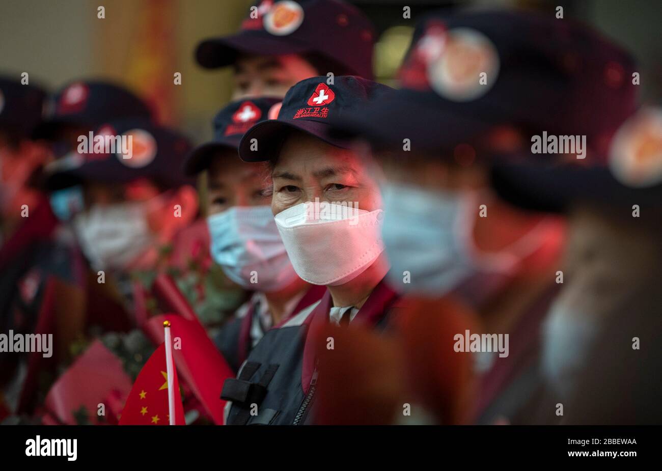 Wuhan, provincia cinese di Hubei. 31st Mar, 2020. Li Lanjuan, un noto epidemiologo cinese, si prepara a partire con i suoi membri del team a Wuhan, nella provincia Hubei della Cina centrale, il 31 marzo 2020. Lo staff medico che ha condotto li Lanjuan ha lasciato Wuhan dopo aver terminato il loro compito qui il martedì. Li è un accademico con l'Accademia Cinese di Ingegneria, che dirige il laboratorio chiave di Stato per la diagnosi e il trattamento delle malattie infettive. Credito: Fei Maohua/Xinhua/Alamy Live News Foto Stock