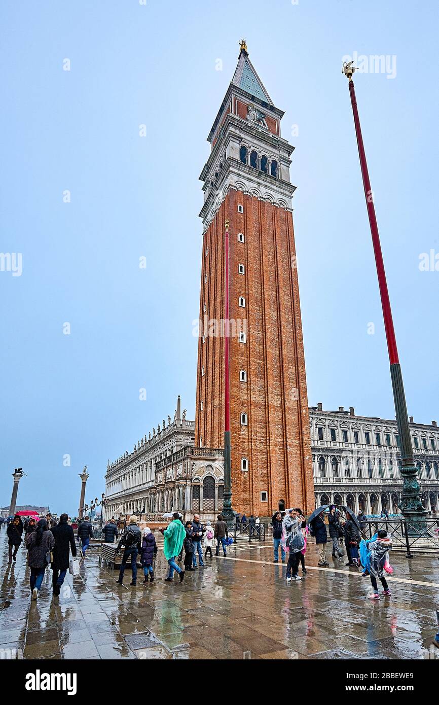 Piazza San Marco, spesso conosciuta in inglese come Piazza San Marco, è la principale piazza pubblica di Venezia. Venezia, la capitale del Veneto dell’Italia settentrionale Foto Stock