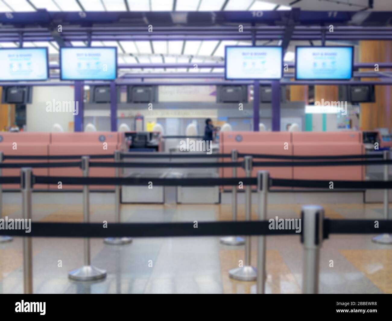 Sfondo sfocato dei banchi di check-in presso un generico terminal aeroportuale vuoto Foto Stock