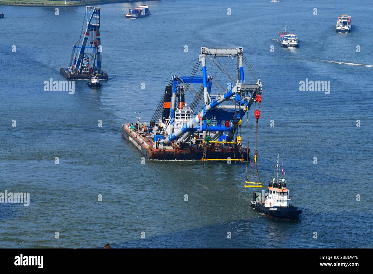 Rotterdam, Paesi Bassi: Vista nel fiume Maas di due supergru galleggianti con sollevamento pesante che vengono utilizzate per sollevare carichi pesanti nel Por Foto Stock
