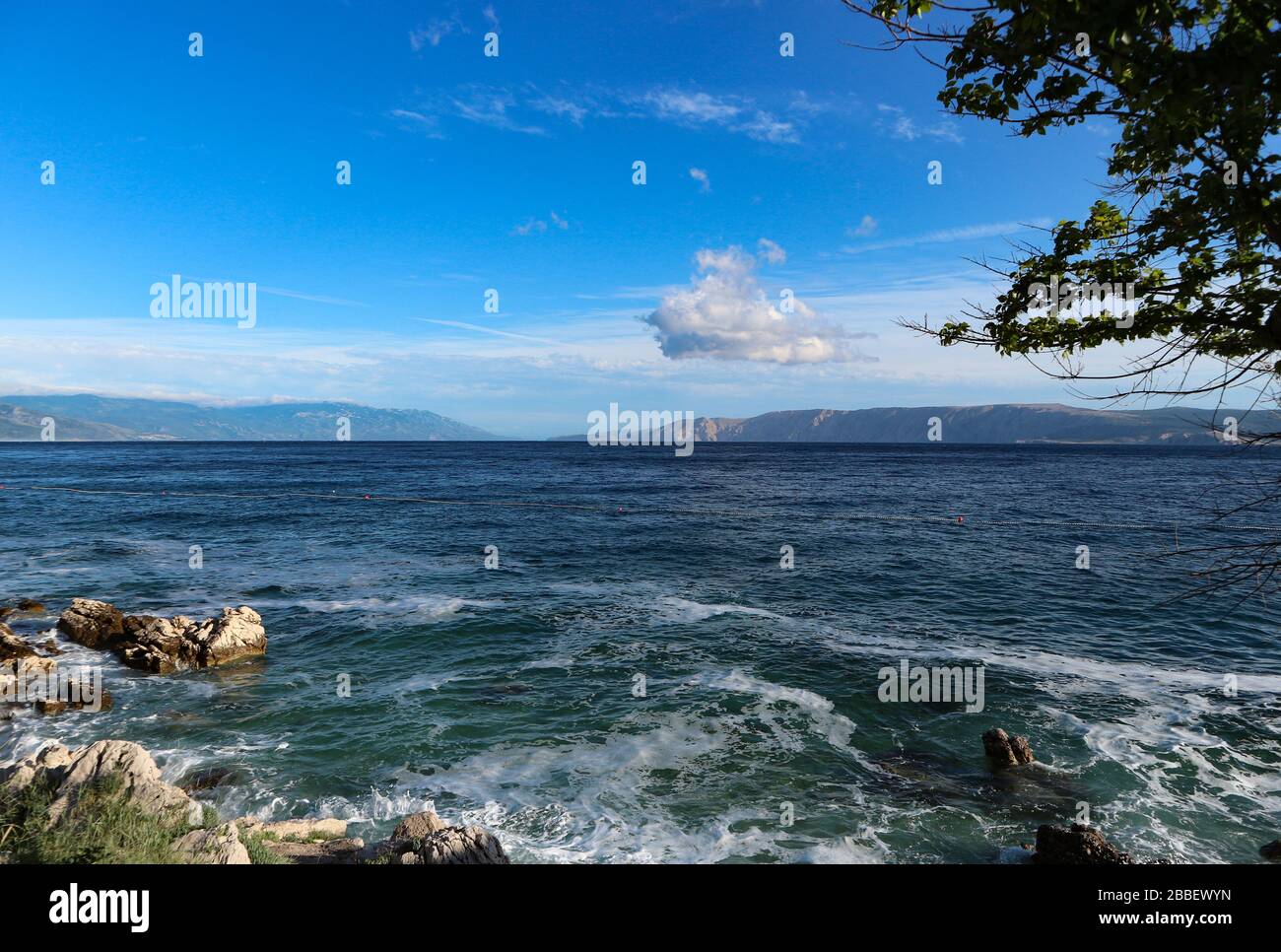 Mare mosso a Novi Vinodolski spiaggia, Croazia Foto Stock