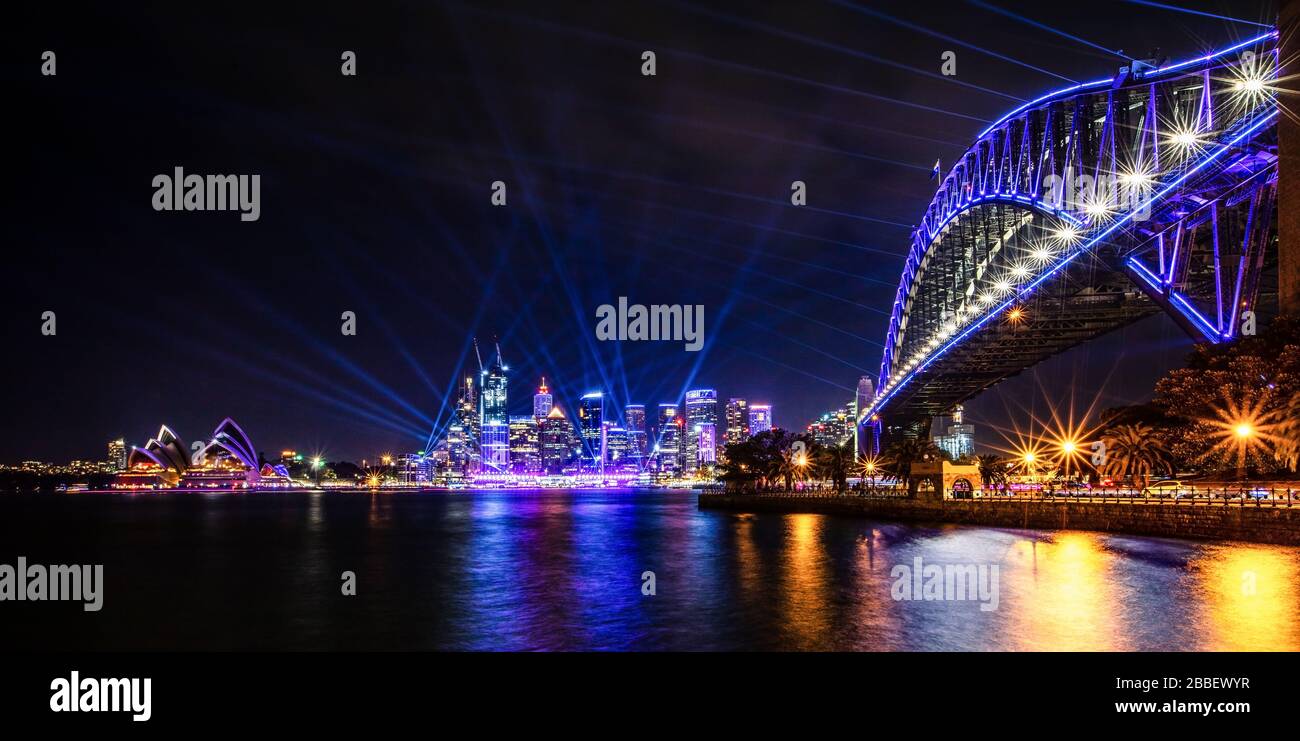 Lo skyline di Sydney illuminato dalle installazioni luminose del festival Vivid annuale Foto Stock