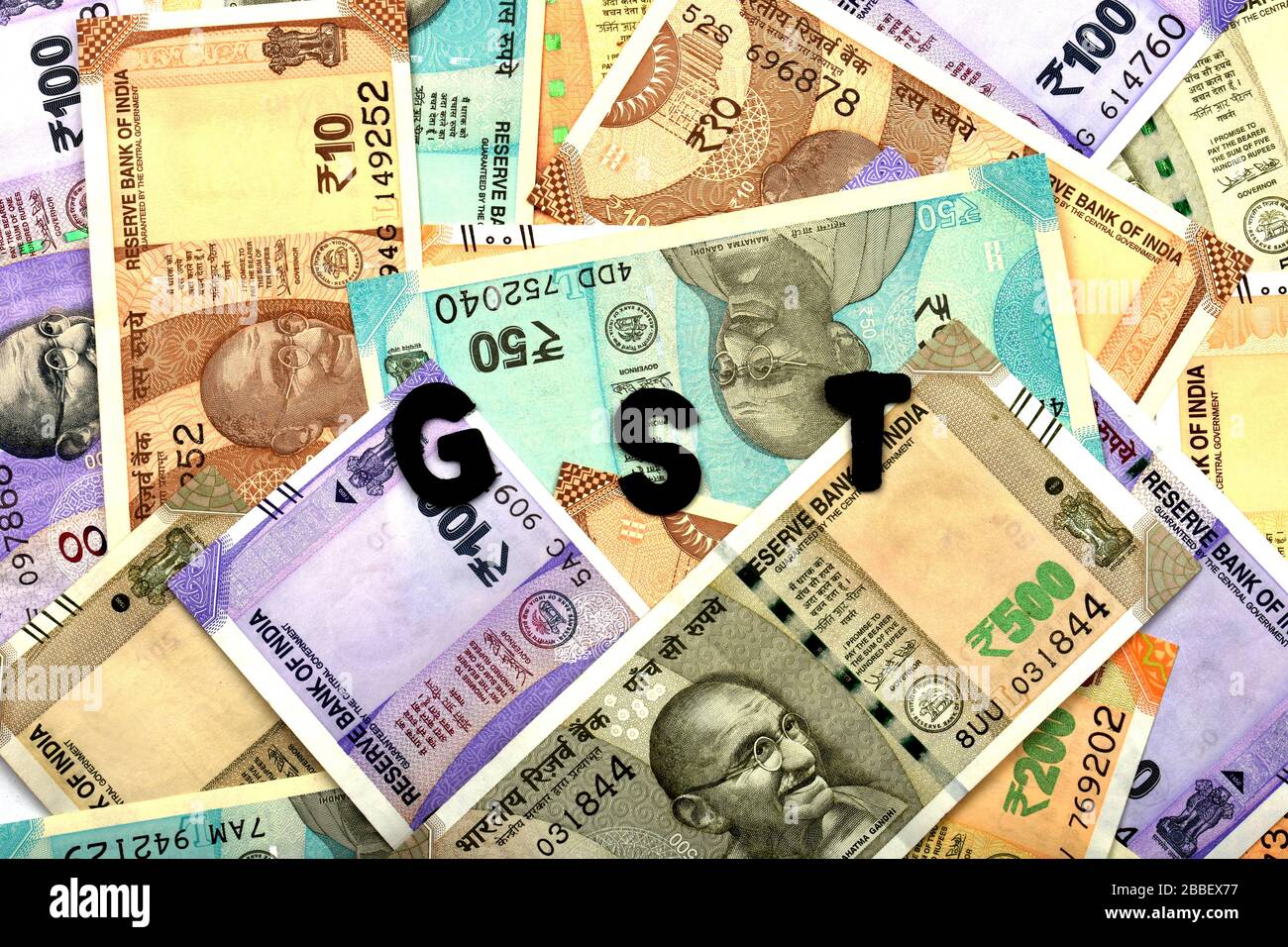 Concetto GST, alfabeto GST sullo sfondo dei soldi, idea di concetto di affari e finanziario, valuta indiana, rupia, rupia indiana, soldi indiani, affari, finanza Foto Stock