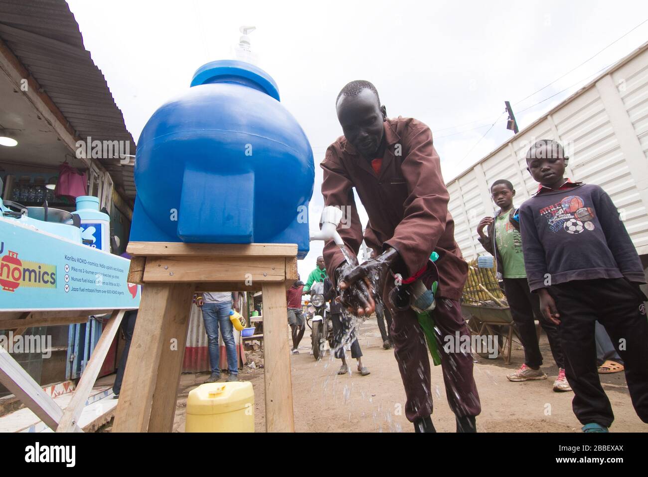 Un uomo che lava le mani in una stazione locale di lavaggio di mano pubblica come misura preventiva contro la diffusione di Coronavirus in Kibera slums.Kenya Coronavirus casi aumentare a 38 come 7 nuove infezioni sono confermate. Foto Stock