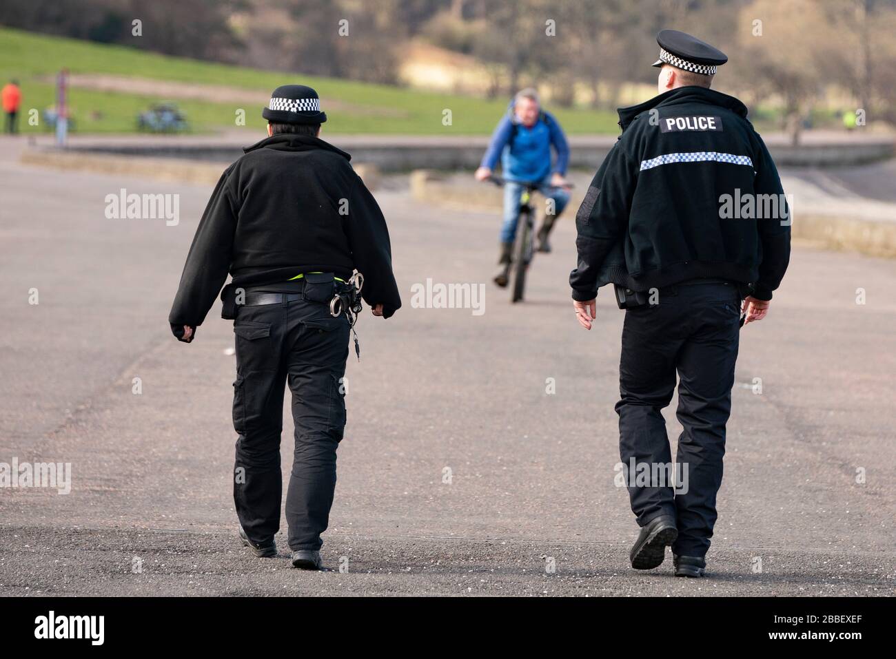 Edimburgo, Scozia, Regno Unito. 31 marzo 2020. Polizia pattugliano i parchi pubblici e le aree pedonali per far rispettare le norme di blocco del coronavirus sull'essere all'aperto. Polizia pattuglia Marine Drive. Iain Masterton/Alamy Live News Foto Stock