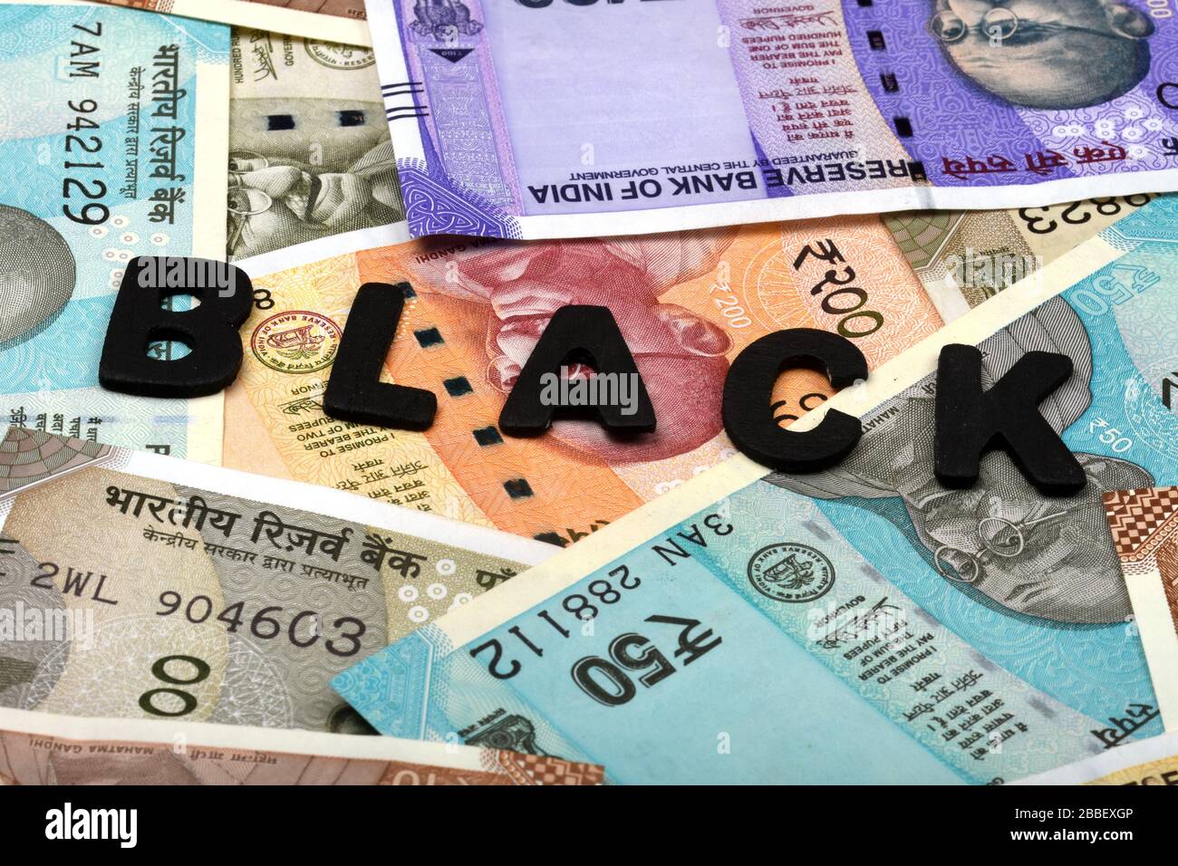Concetto di denaro nero, alfabeto nero su sfondo di denaro, valuta indiana, rupia, rupia indiana, denaro indiano, affari, finanza e corruzione concetto Foto Stock