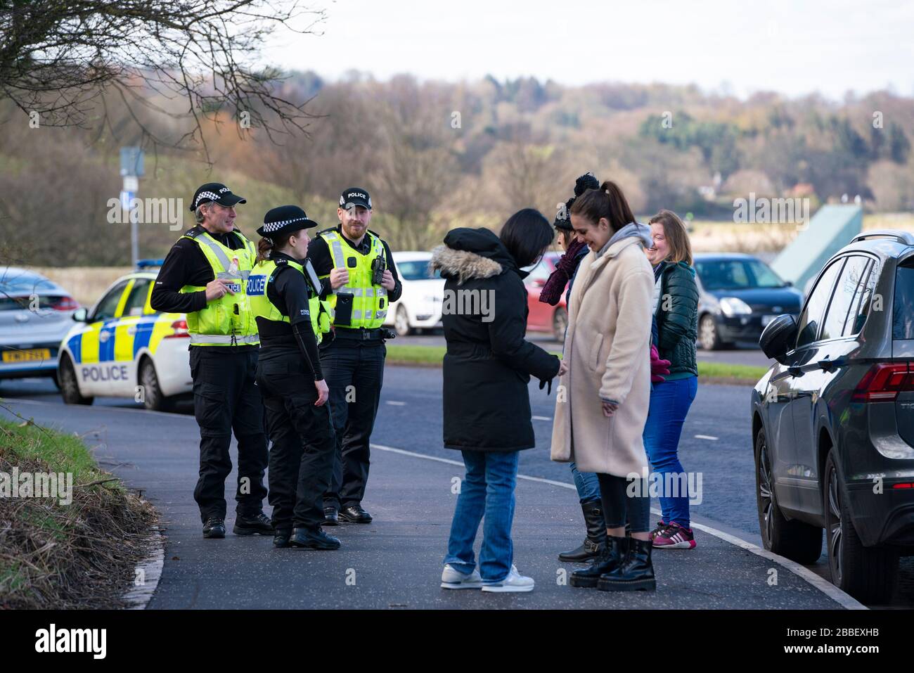 Edimburgo, Scozia, Regno Unito. 31 marzo 2020. Polizia pattugliano i parchi pubblici e le aree pedonali per far rispettare le norme di blocco del coronavirus sull'essere all'aperto. Polizia pattuglia Marine Drive. Iain Masterton/Alamy Live News Foto Stock