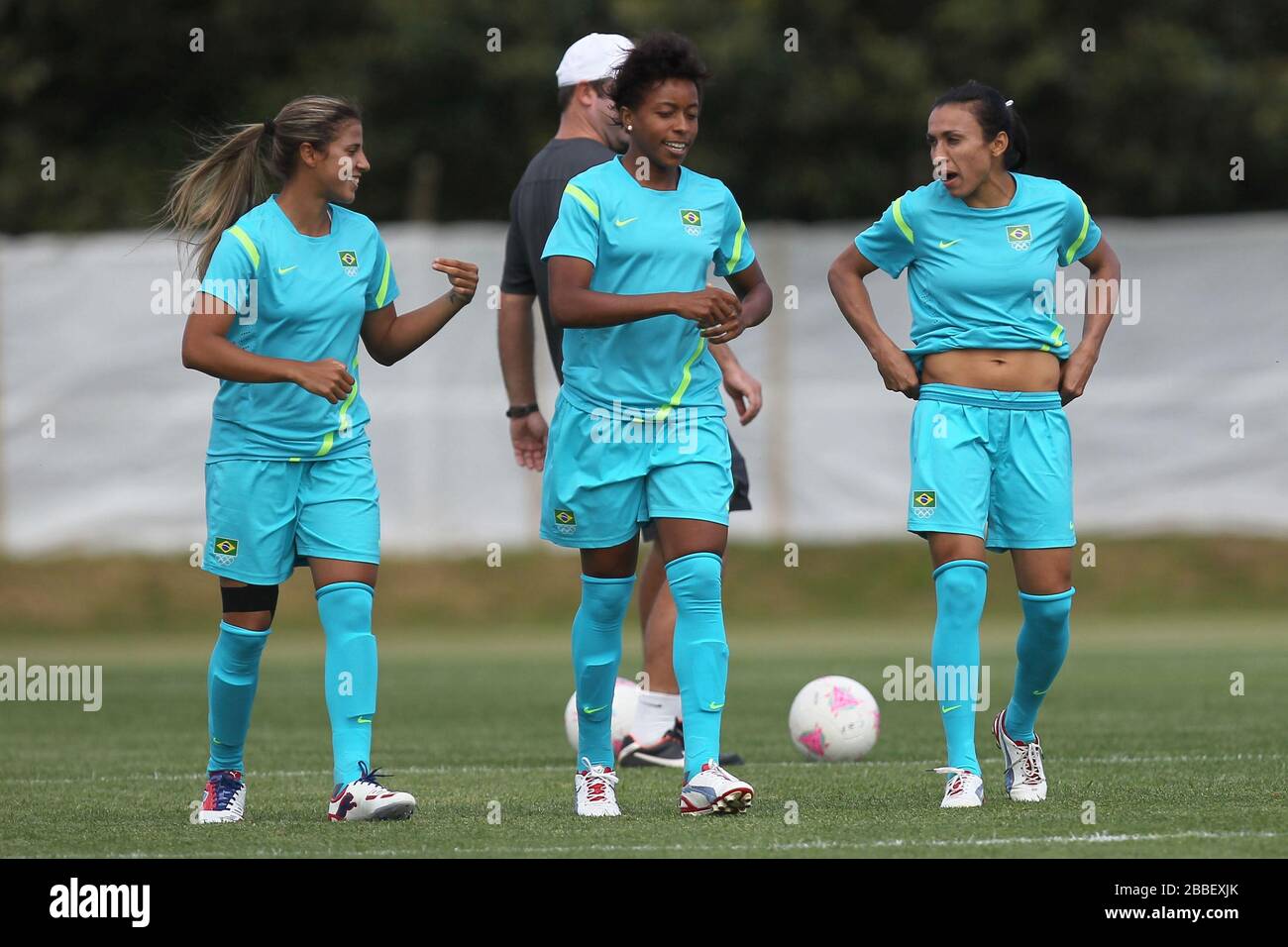 Marta of Brazil Women (3rd L) è stata vista durante una sessione di formazione all'Università di Cardiff Foto Stock