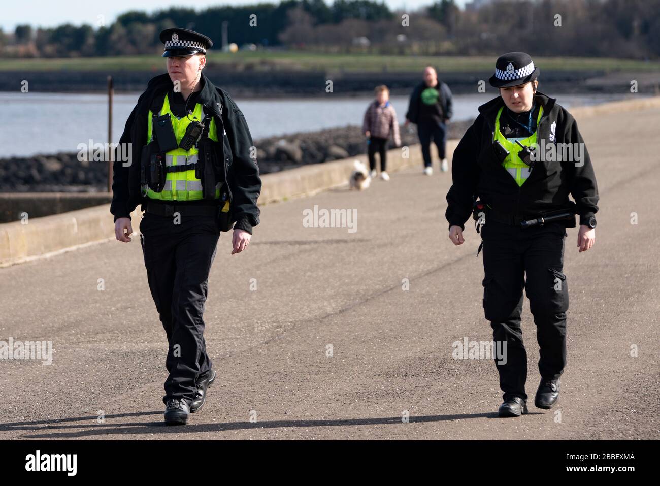 Edimburgo, Scozia, Regno Unito. 31 marzo 2020. Polizia pattugliano i parchi pubblici e le aree pedonali per far rispettare le norme di blocco del coronavirus sull'essere all'aperto. Polizia pattuglia Marine Drive. Iain Masterton/Alamy Live News Foto Stock