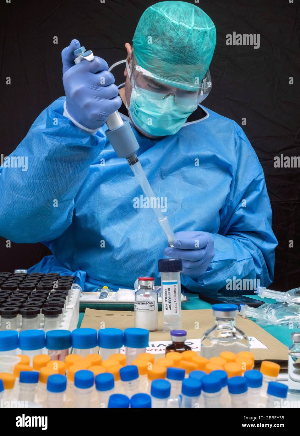 Scienziato indaga trattamento medico per Covid-19 Coronavirus in ospedale, Spagna Foto Stock