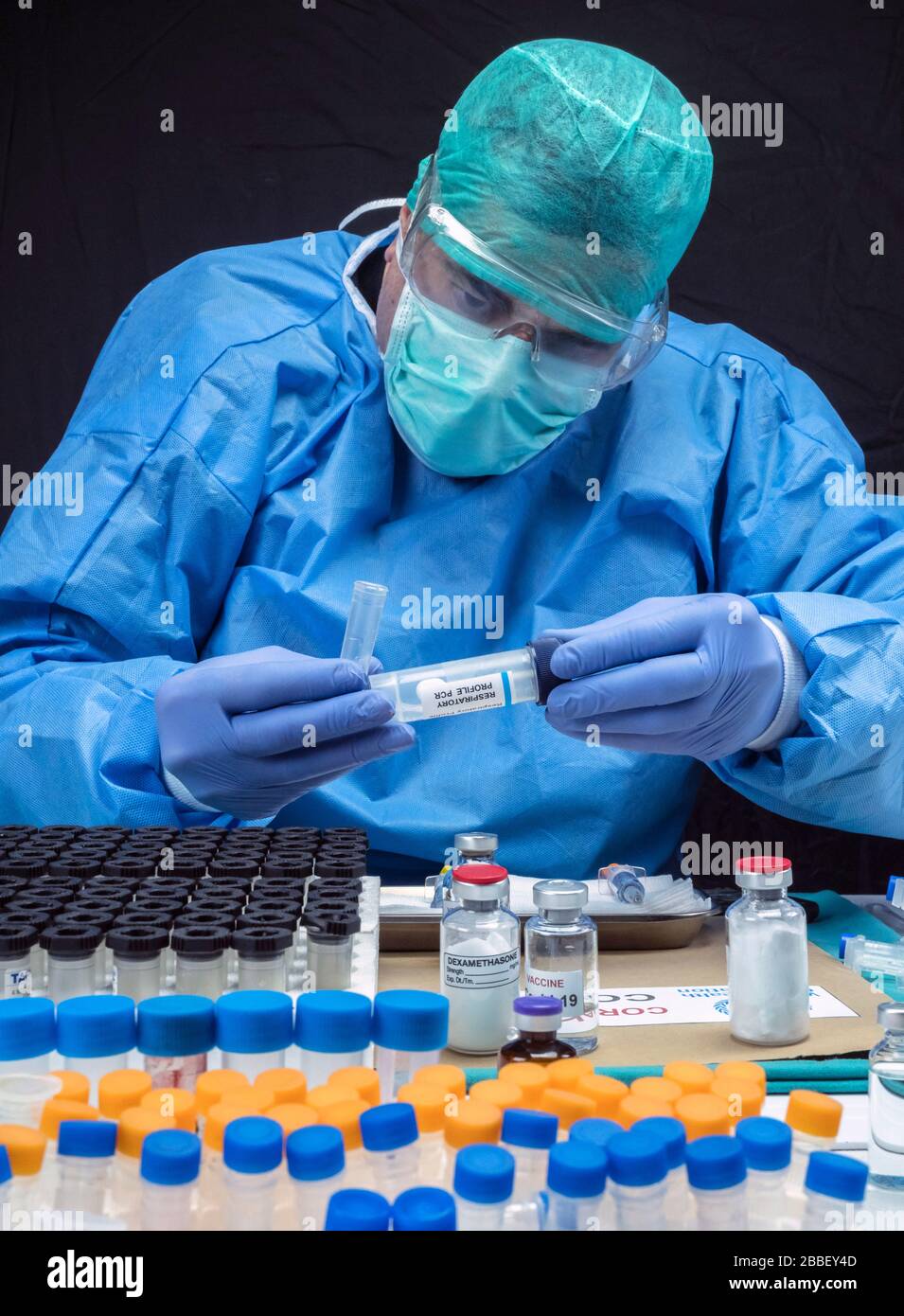 Scienziato indaga trattamento medico per Covid-19 Coronavirus in ospedale, Spagna Foto Stock