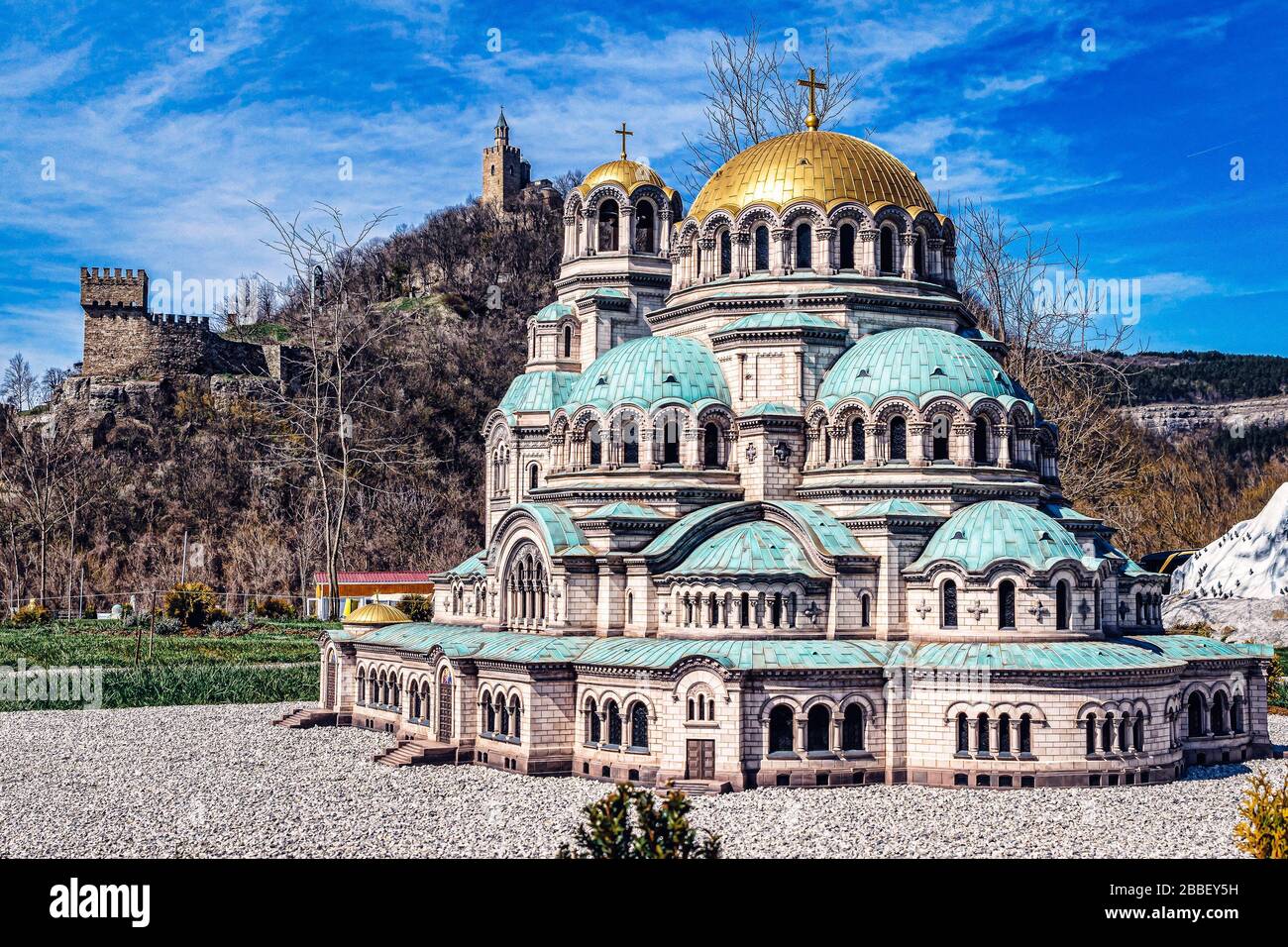 Modello della Cattedrale Alexander Nevsky con la fortezza di Tsaravets sullo sfondo al modello mini Bulgaria attrazione visitatori Veliko Tarnovo Bulgaria Foto Stock