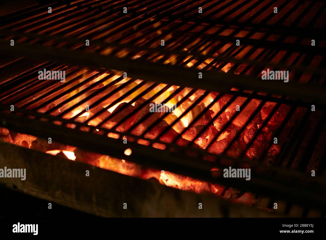 grill BBQ caldo carboni caldi bagliore caldo Foto Stock