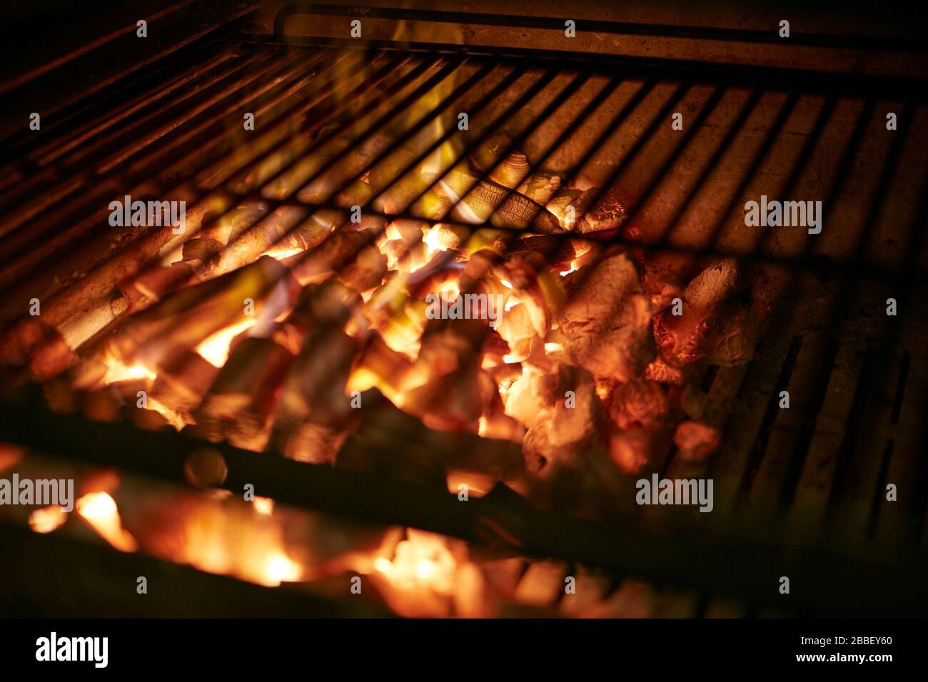 grill BBQ caldo carboni caldi bagliore caldo Foto Stock