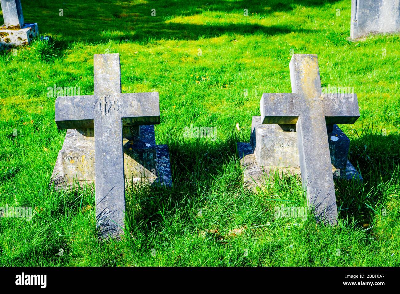 Due vecchie lapidi in un cimitero nel Regno Unito Foto Stock