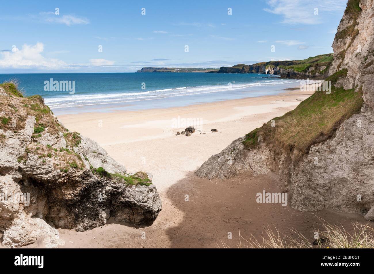 Scogliere calcaree sulla spiaggia di Whiterocks vicino a Portrush sulla costa nord di Antrim Causeway dell'Irlanda del Nord Foto Stock