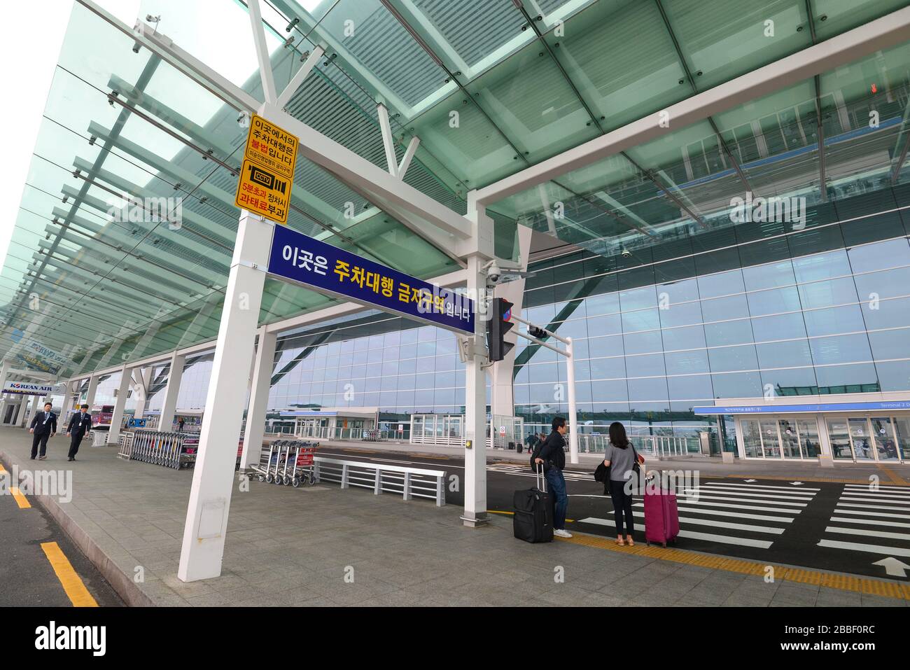 Vista esterna dell'Aeroporto Incheon di Seoul, nuovo Terminal 2, usato da Korean Air. Edificio moderno con vetro. I passeggeri si incrociano a piedi fino al terminal. Foto Stock