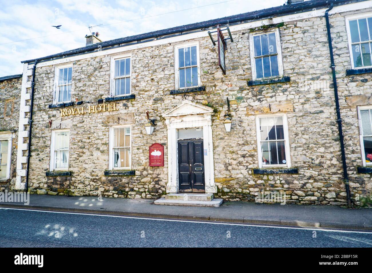 Pub vuoto in vilage in villaggio inglese Foto Stock