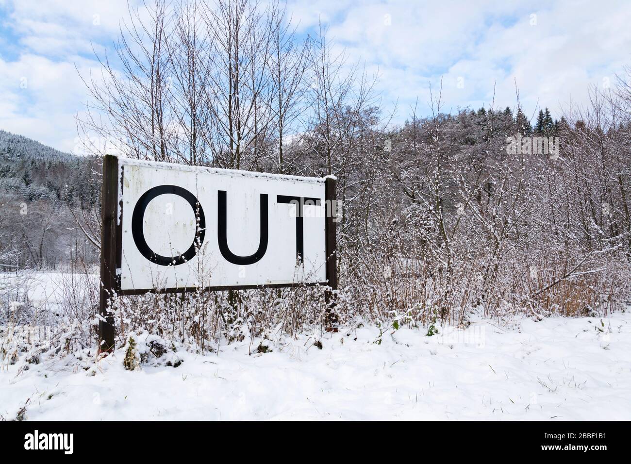 Fuori segno in paesaggio innevato, camminata solitaria in luer, concetto attivo di cambiamento di lifestyle, miglioramento dell'anima del corpo della mente, giorno di inverno Foto Stock