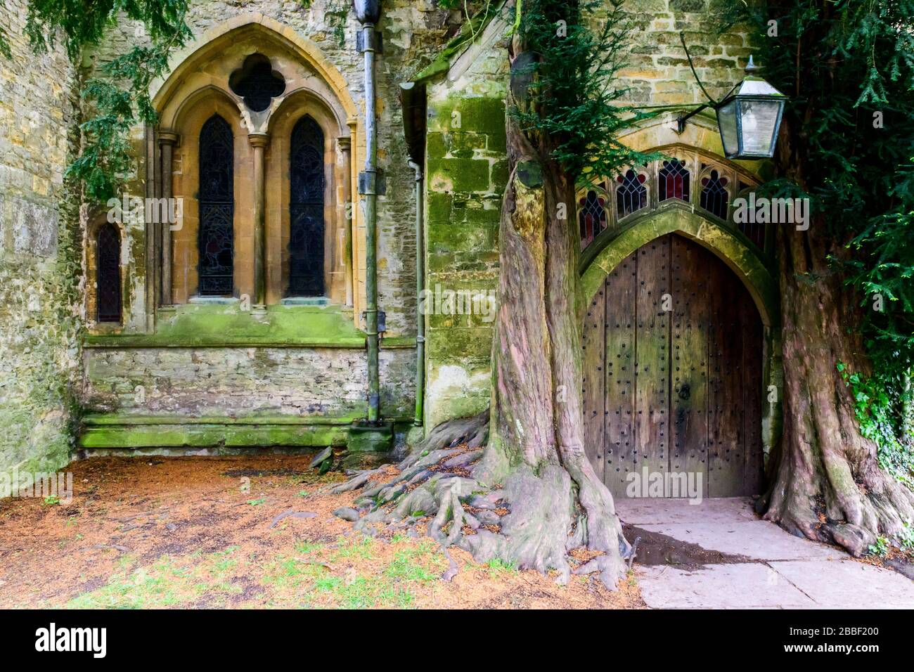 Una porta laterale e una finestra nella chiesa parrocchiale di St. Edward a Stow-on-the-Wold nei Cotswolds in Inghilterra Foto Stock