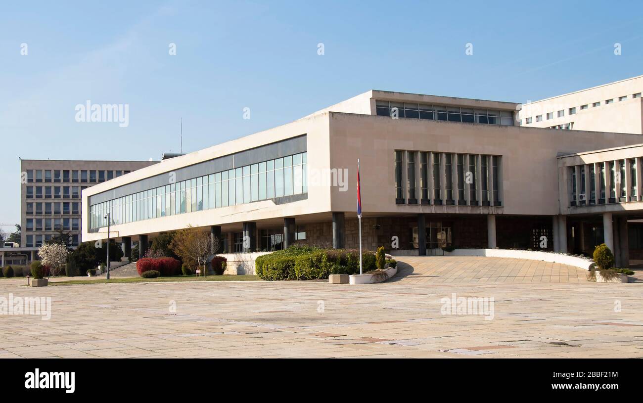 Belgrado, Serbia - 20 marzo 2020: L'ingresso del Palazzo di Serbia, edificio governativo completato nel 1951, il più grande edificio in Serbia da ar Foto Stock