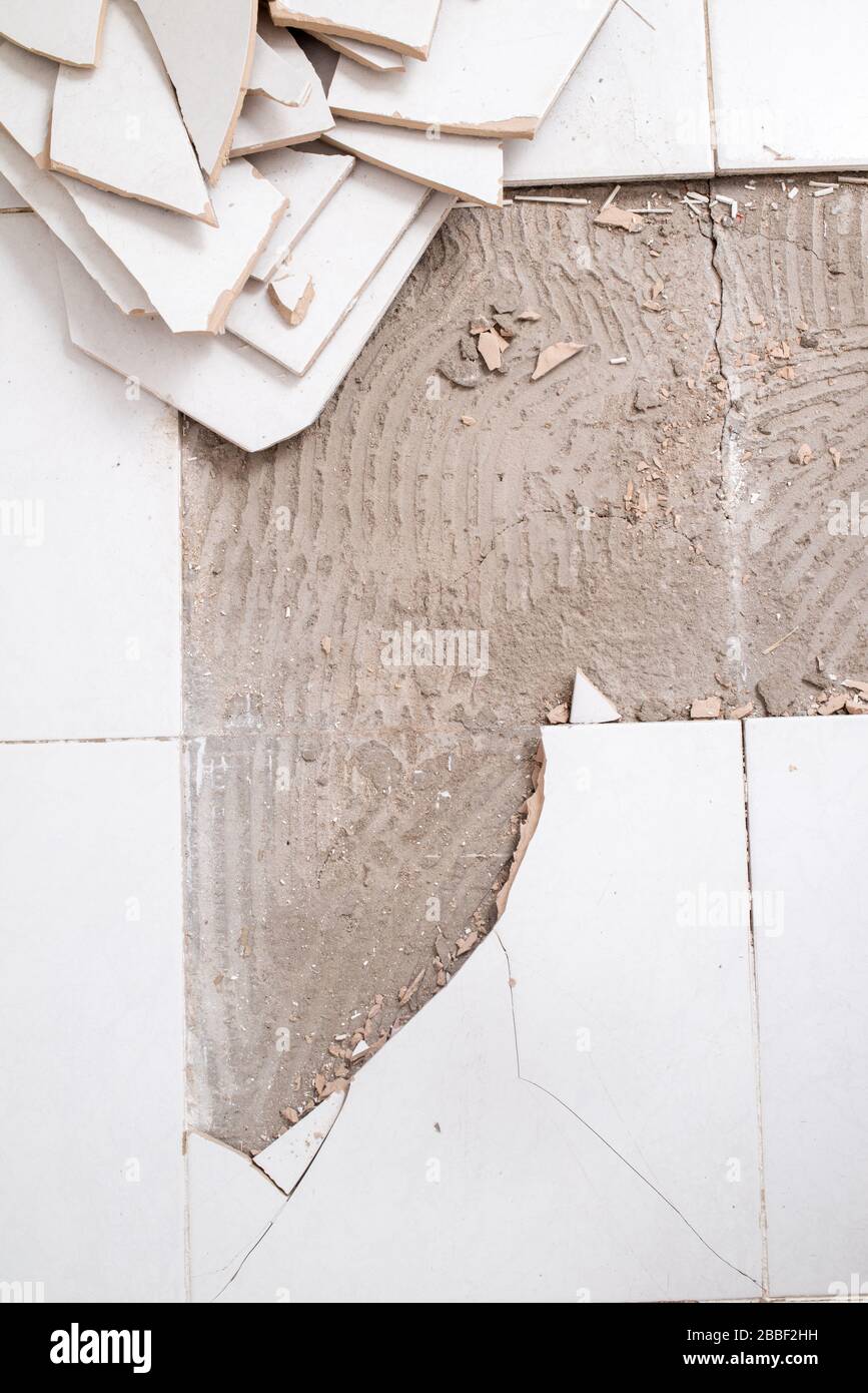 Pavimento in ceramica bianco rotto Foto Stock