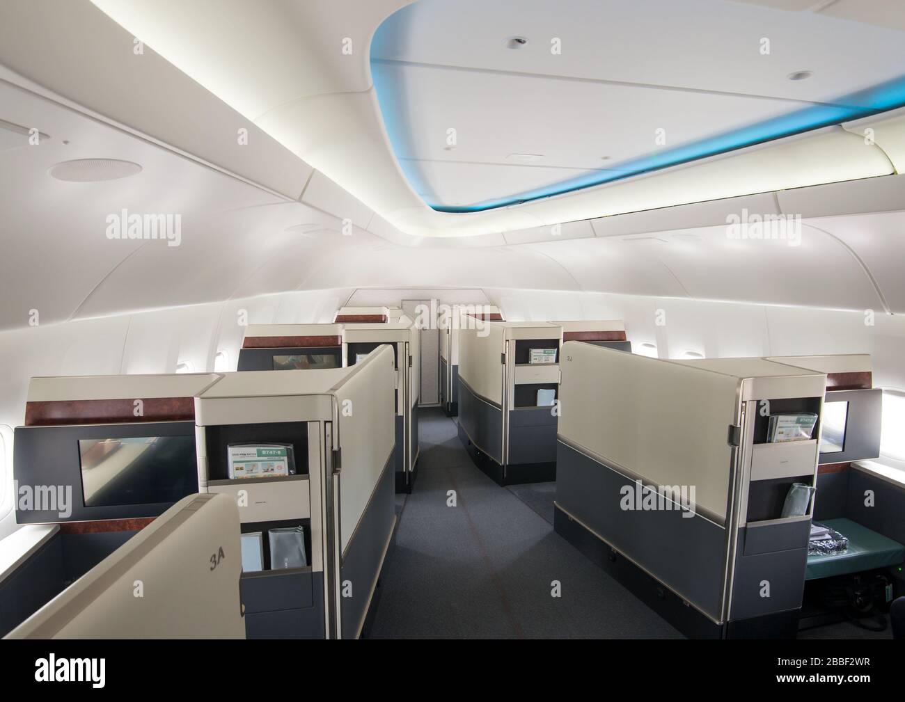 Kosmo Suites, la prima Classe di Korean Air a bordo della compagnia aerea Modern Boeing 747 sul naso del ponte principale. Cabina passeggeri di lusso nel 747-8i Foto Stock