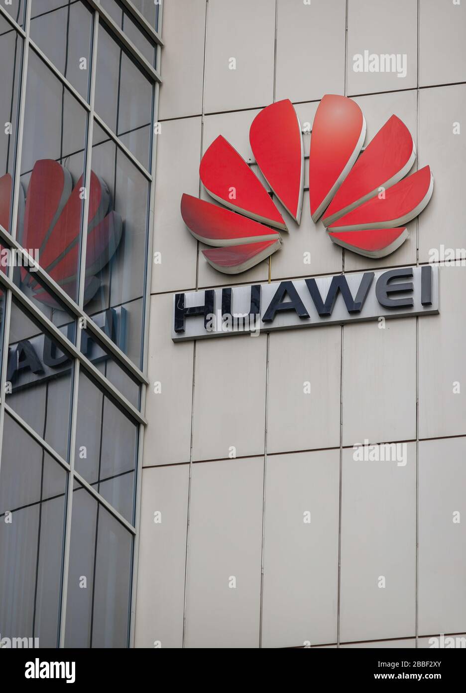 Bucarest, Romania - 31 marzo 2020: Logo Huawei sulla sede centrale di Bucarest. Foto Stock