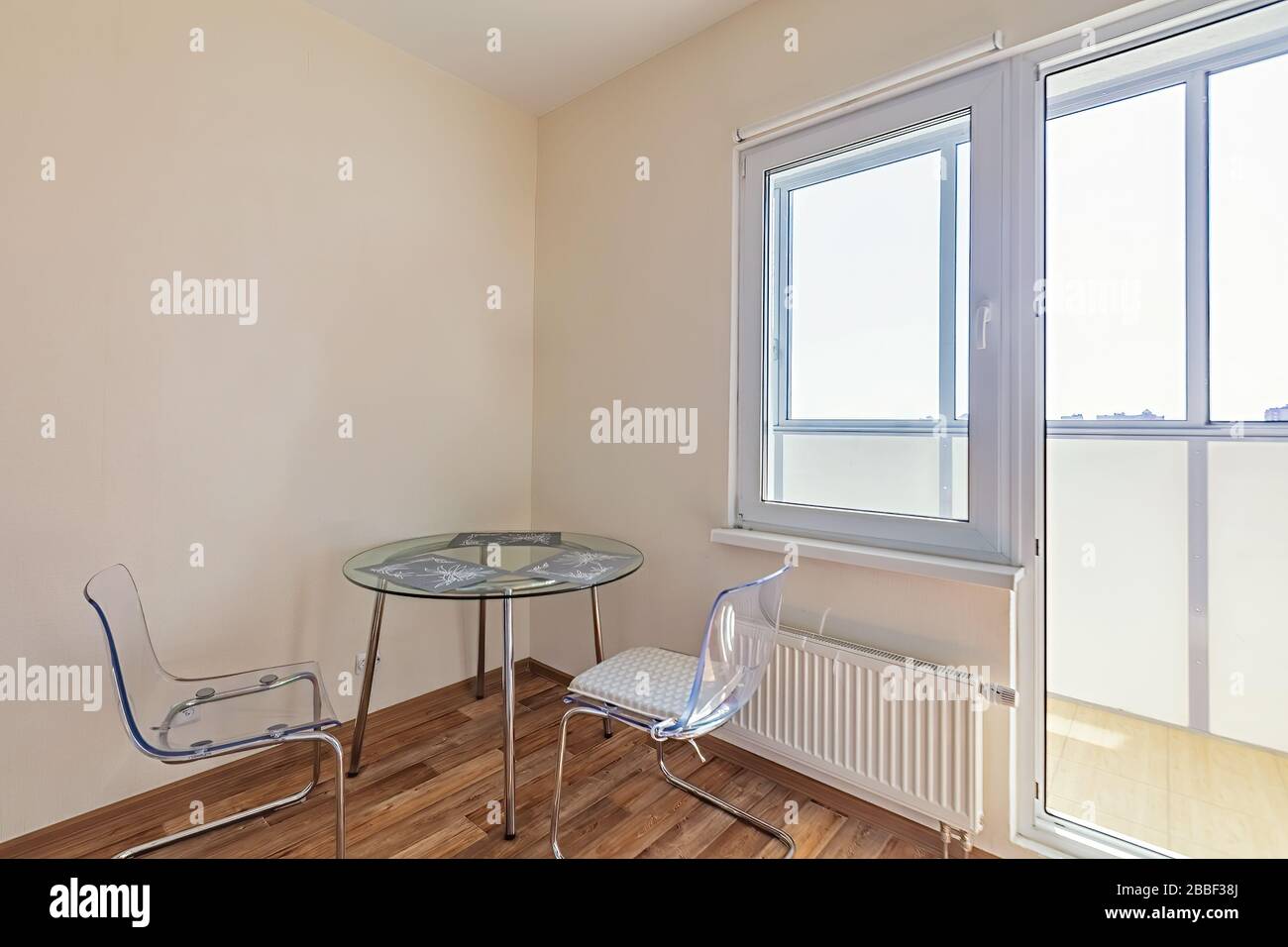 tavolo rotondo e due sedie, finestra e balcone uscire vicino in cucina Foto  stock - Alamy