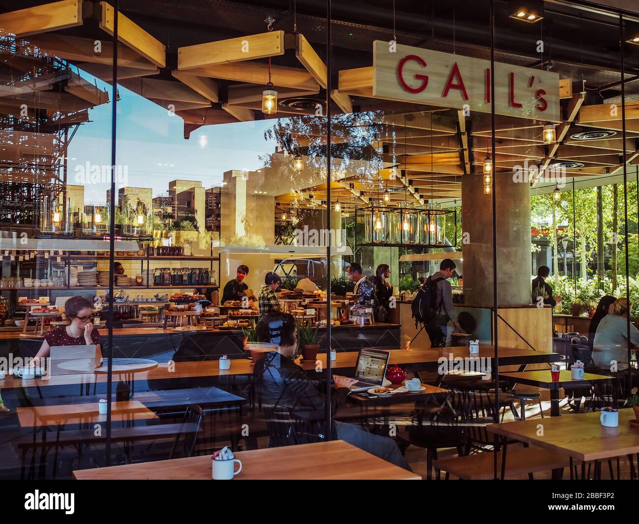 Interno del panificio di Gail presso l'unità C Neo-Bankside. Design e interni moderni di una fresca panetteria inglese che fa pane, scones, muffin,… - Londra Foto Stock