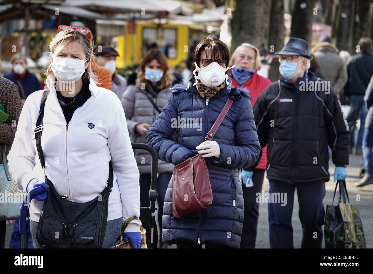Persone sul mercato, con maschere facciali per la protezione da COVID-19. Torino, Italia - Marzo 2020 Foto Stock