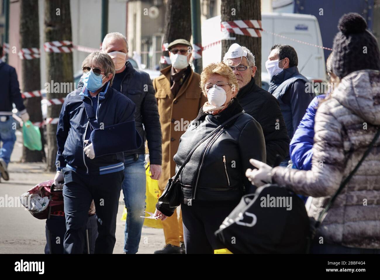 Persone sul mercato, con maschere facciali per la protezione da COVID-19. Torino, Italia - Marzo 2020 Foto Stock