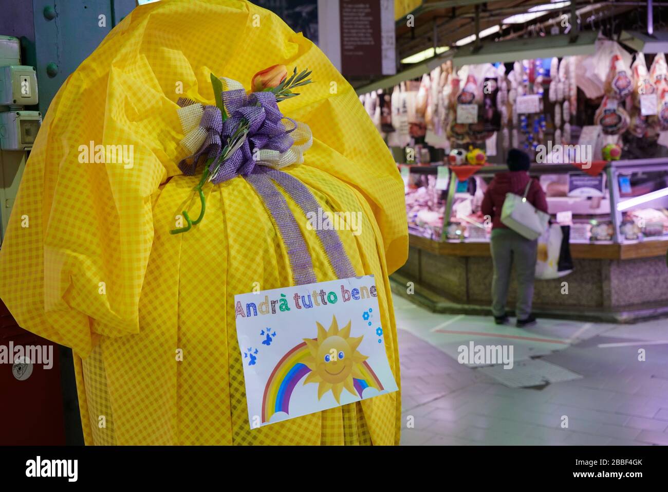 Coronavirus Italia: Uova di pasqua decorative in un centro commerciale con messaggio di speranza che ‘tutto andrà bene. Foto Stock