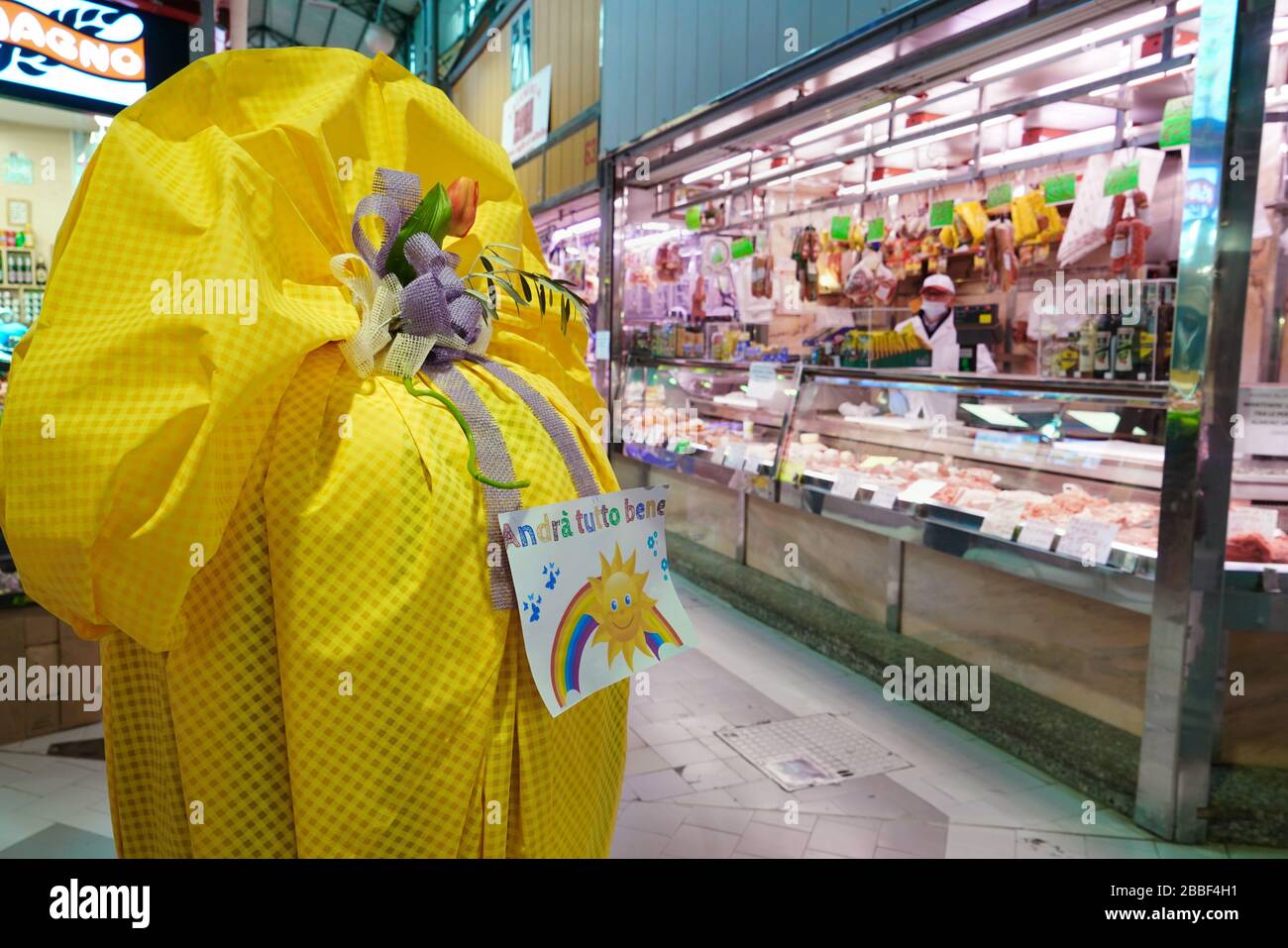 Coronavirus Italia: Uova di pasqua decorative in un centro commerciale con messaggio di speranza che ‘tutto andrà bene. Foto Stock