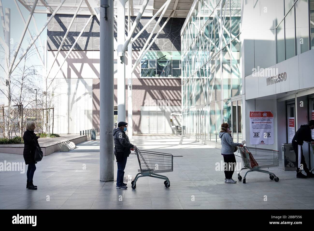 Effetti pandemici del coronavirus: Lunga coda per entrare nel supermercato per lo shopping della drogheria. Torino, Italia - Marzo 2020 Foto Stock