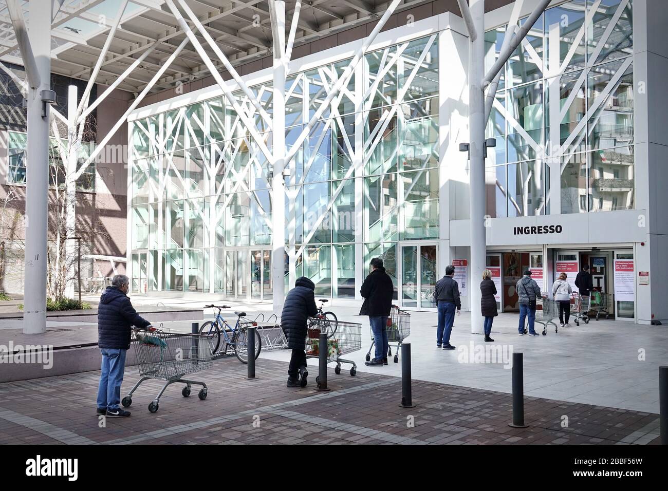 Effetti pandemici del coronavirus: Lunga coda per entrare nel supermercato per lo shopping della drogheria. Torino, Italia - Marzo 2020 Foto Stock