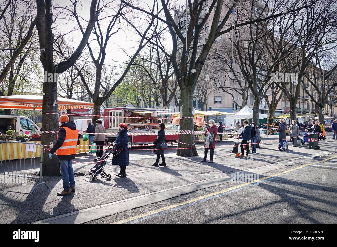 Effetti pandemici del coronavirus: Lunga coda per entrare nel supermercato per lo shopping della drogheria. Torino, Italia - Marzo 2020 Foto Stock