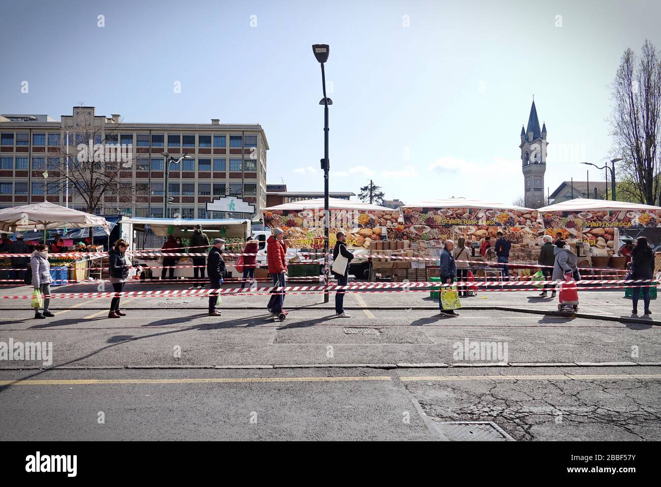 Effetti pandemici del coronavirus: Lunga coda per entrare nel supermercato per lo shopping della drogheria. Torino, Italia - Marzo 2020 Foto Stock