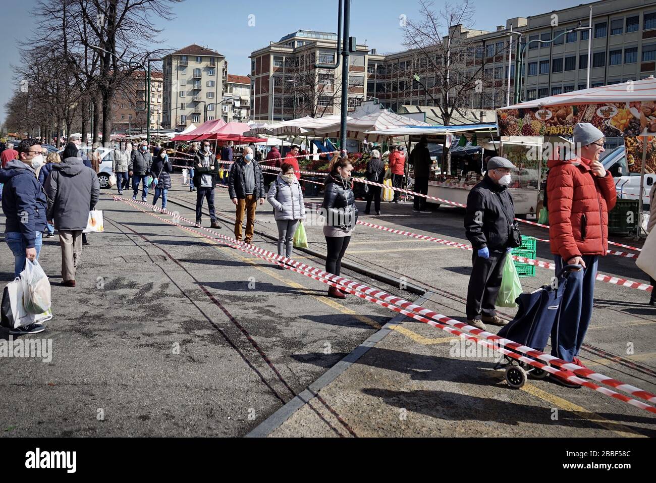 Effetti pandemici del coronavirus: Lunga coda per entrare nel supermercato per lo shopping della drogheria. Torino, Italia - Marzo 2020 Foto Stock