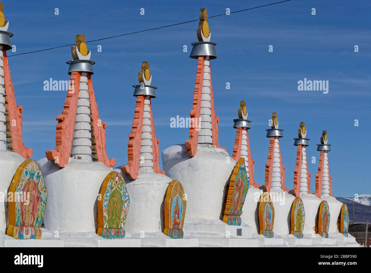 RENCHINLKHUMBE, MONGOLIA, 3 marzo 2020 : Stupa di un piccolo monastero di legno che si trova vicino al villaggio. Foto Stock