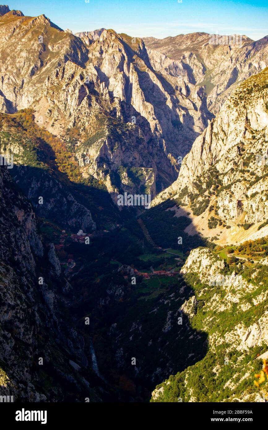 Fotografia orizzontale di una valle asturiana, ci sono piccole città in fondo alla valle che è verde grazie ad una vegetazione abbondante insieme Foto Stock