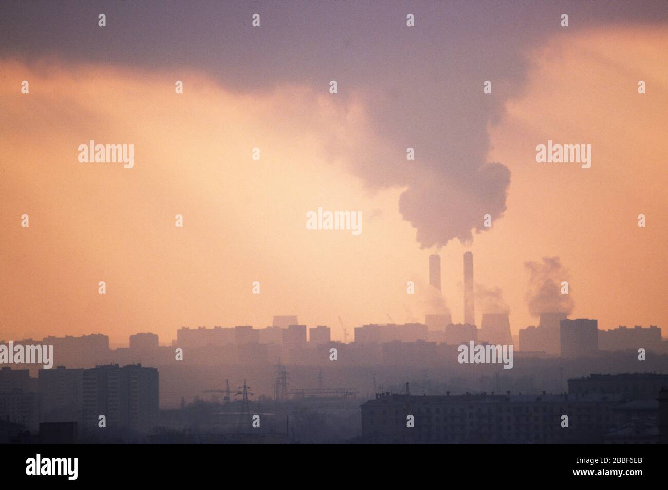Lo skyline di Mosca con una fabbrica che nasconde il fumo tossico in una luce notturna invernale inquinata. Foto Stock