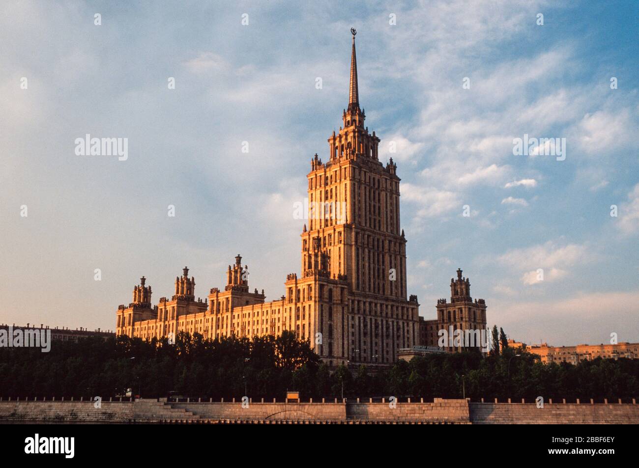 Hotel Ukraina sulla skyline di Mosca in luce invernale sera, Russia, 1990. Foto Stock