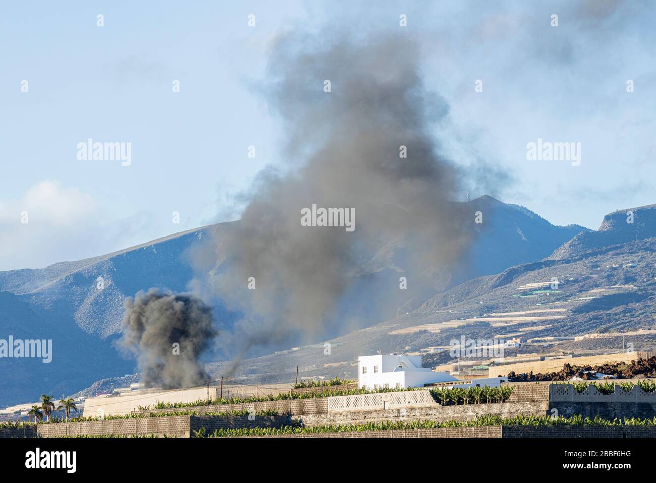 Fumo nero da un fuoco che brucia rifiuti in una finca, Playa San Juan, Tenerife, Isole Canarie, Spagna Foto Stock